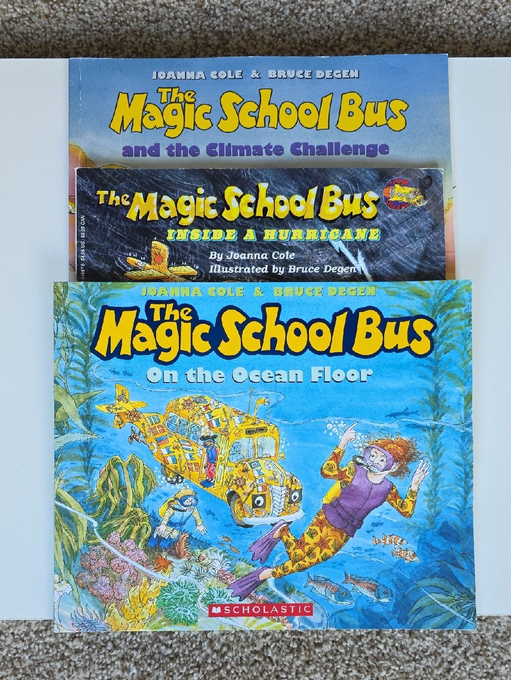 Children's Books - The Magic School Bus Hurricane , Climate, And Ocean Floor